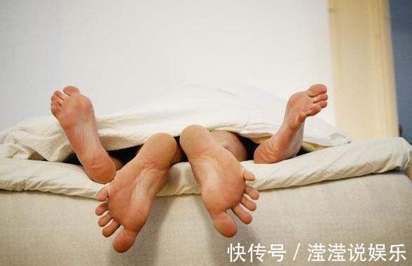 妈妈|“爸爸,你压着妈妈干什么” 妈妈瞬间脸红,灵机一动化解尴尬