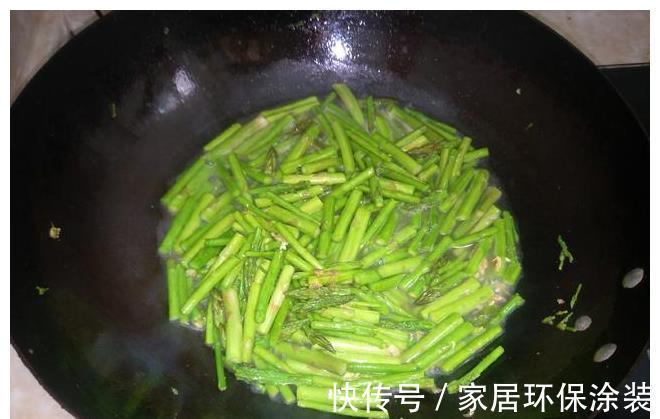 炒菜|炒青菜时,怎样才能清爽翠绿?教你正确做法,青菜又绿又脆