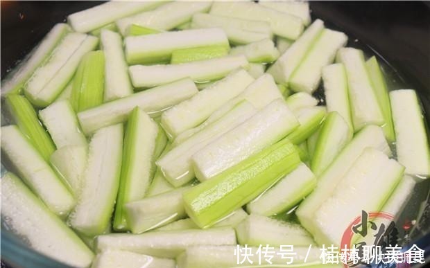 白醋|今天才知道，炒丝瓜不可先放油，教你一招，丝瓜翠绿不出水不发黑