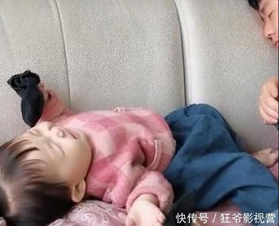 演技|爸爸闻自己袜子假装晕倒，女儿看后飙演技，网友：这是真熏晕了！