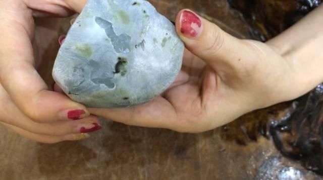 入手|美女坚持入手的满裂翡翠原石,3刀切下去,货主瞬间不敢说话了