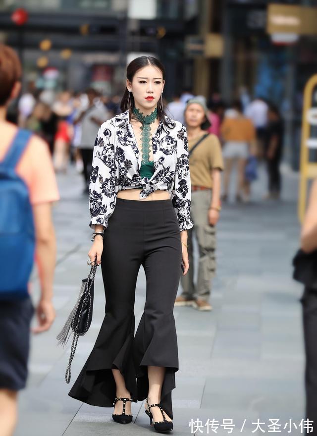 蕾丝 美女街拍:姐姐放得开,“三叉”裹胸上衣配花衬衫,谁不夸你是贵妇