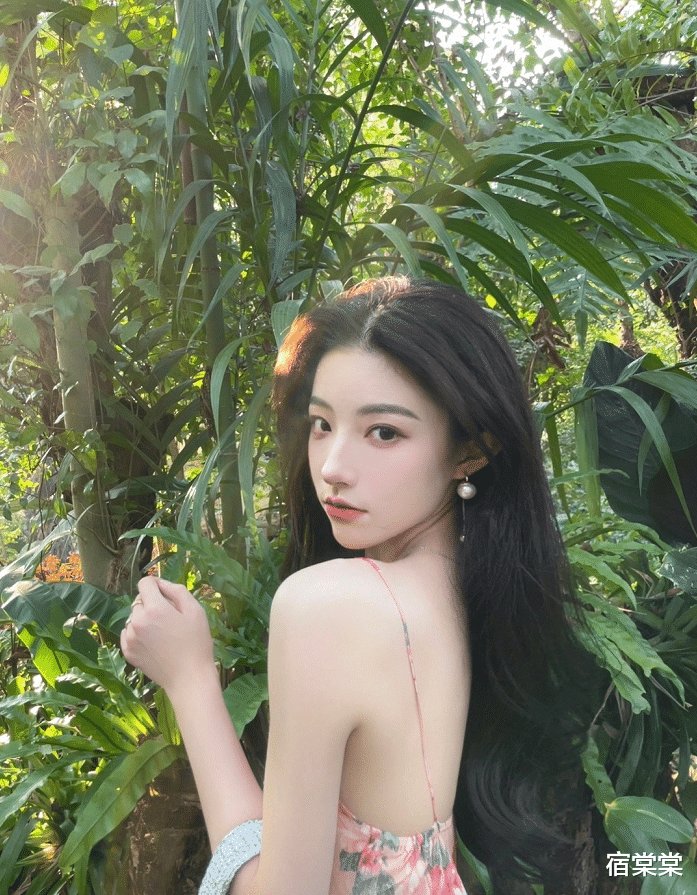 印花连衣裙，知性与性感并存，温柔的不得了