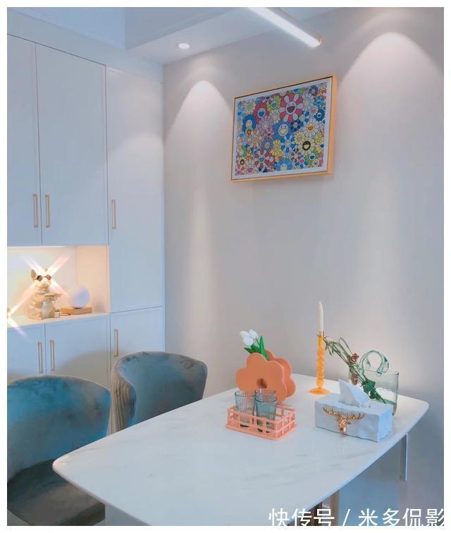 石膏线|她家88平米，全屋刷乳胶漆，石膏线做背景墙，效果太漂亮温馨了