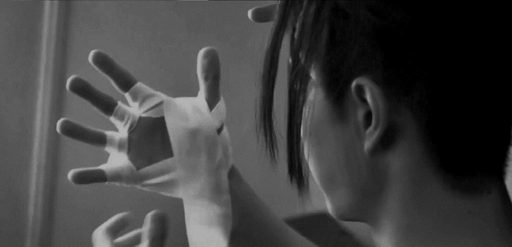 《龙拳》王一博台后与前辈握手，却被绷带逼疯，在台上偷偷比爱心