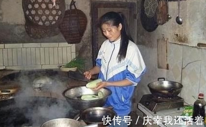 母乳|初中女孩出现母乳，家人到学校询问，老师道出实情，父母选择报警