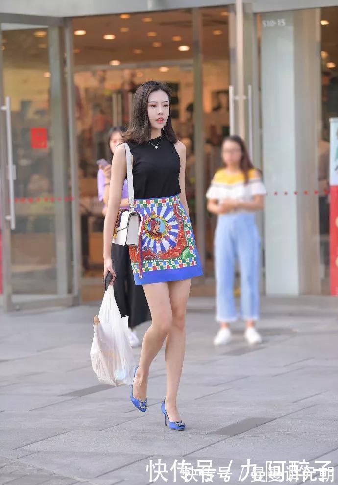 高跟鞋|美女脚上穿一双高跟鞋，简约大气，出街走在街头都可以回头率满满