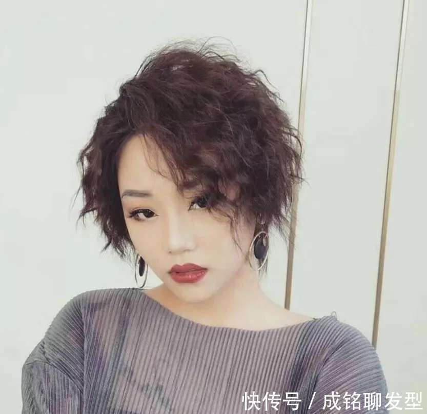 头发细软、发量少、额头高,适合什么发型?剪短烫卷,别无他法