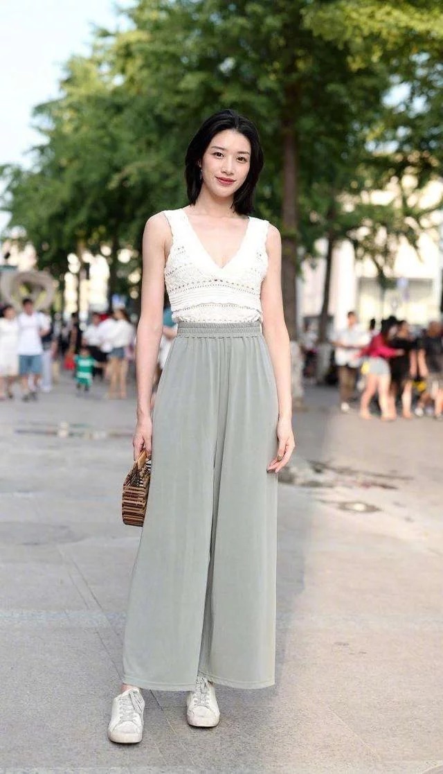 街拍：清雅可人的小姐，女人味儿十足，十分的有魅力