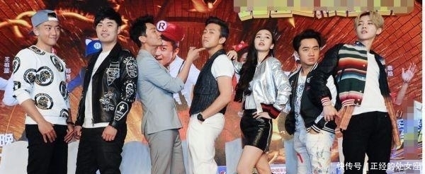 郑恺在《奔跑吧》全程戴墨镜,得知真相后,还是她懂