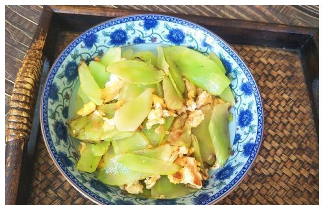 油锅|炒莴苣时，直接放油锅炒是外行，多加1步，莴苣清脆更好吃