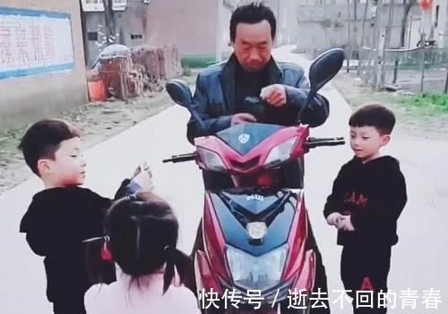 乐爷爷|“偷着乐爷爷”被娃拦路“打劫”,这是我见过最霸道的“劫匪”了