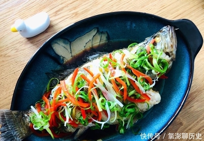 去腥|清蒸鱼,直接淋豉油鱼就“废了”!多做一步,能去腥,鱼肉也更鲜嫩!