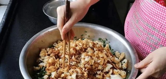 韭菜包子好吃有秘诀，调馅时加点它，营养解馋，吃起来特别香！