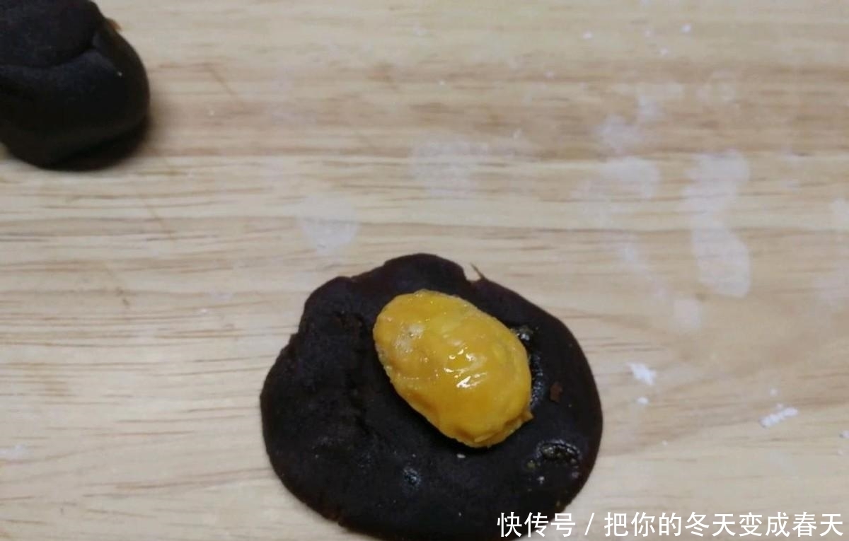 简单易上手的蛋黄酥,层层馅料包裹,香酥可口,太好吃了