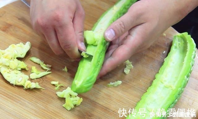 焯水|炒苦瓜时,有人焯水有人直接炒饭店大厨缺了这1步、咋炒都苦