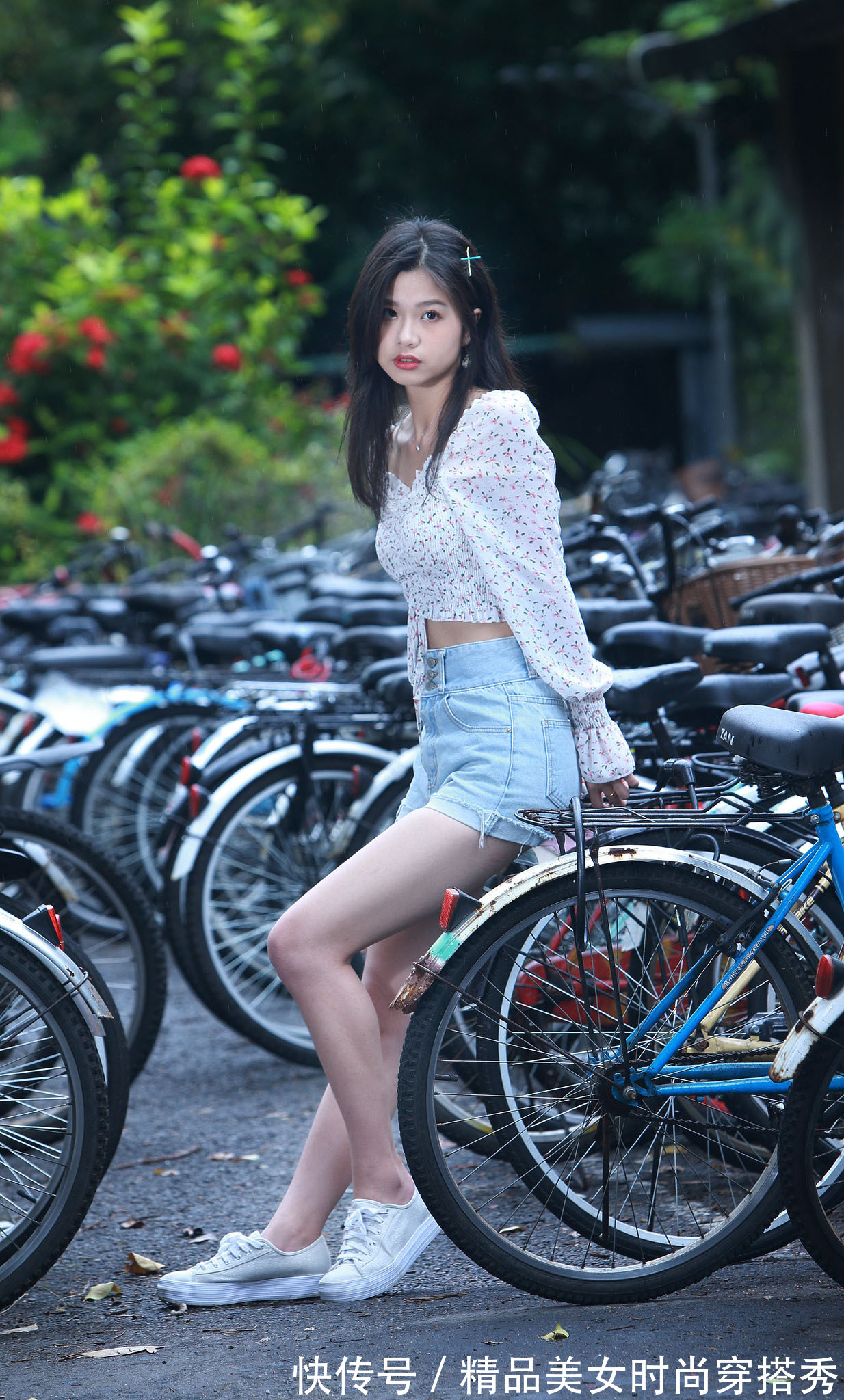 牛仔短裤|碎花的小衬衫搭配牛仔短裤，青春甜美气息浓郁