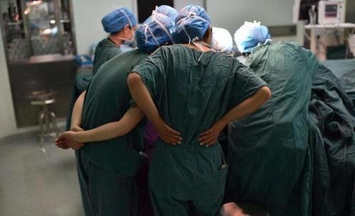 产妇|产妇生娃被众人“参观”,院方表示为经营项目,网友还收门票