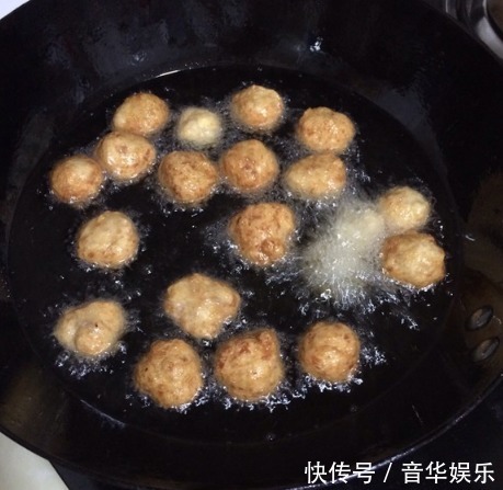 炸丸子时,千万别用淀粉了!换成“它”,丸子外酥里嫩不油腻