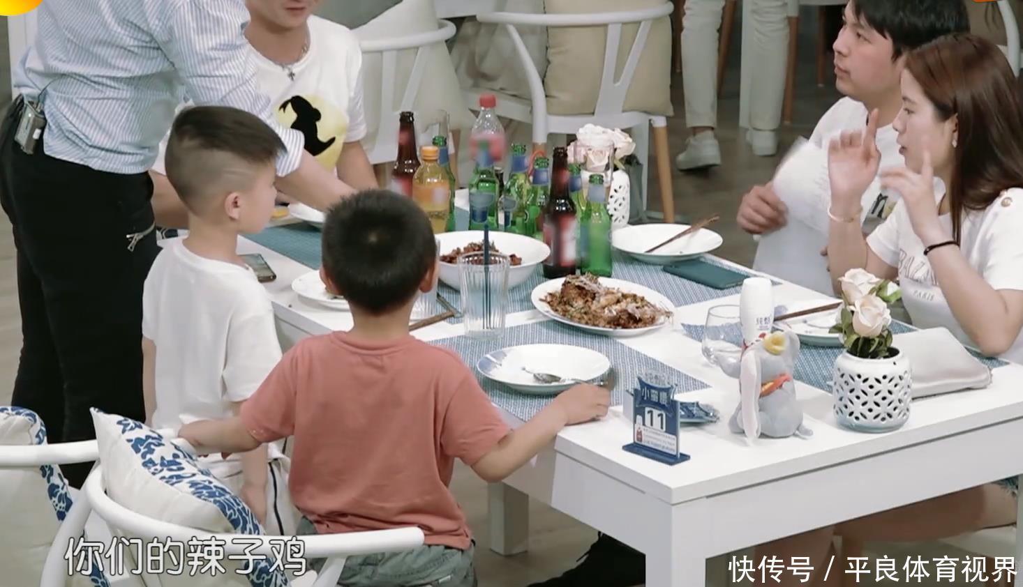 服务员|《中餐厅》再引争议,看到服务员上菜的方式,网友好恶心!