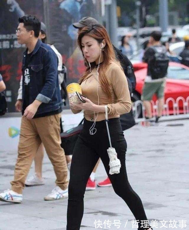 长袖 棕色修身长袖搭配黑色紧身打底裤,根据你的肤色,职业选择!