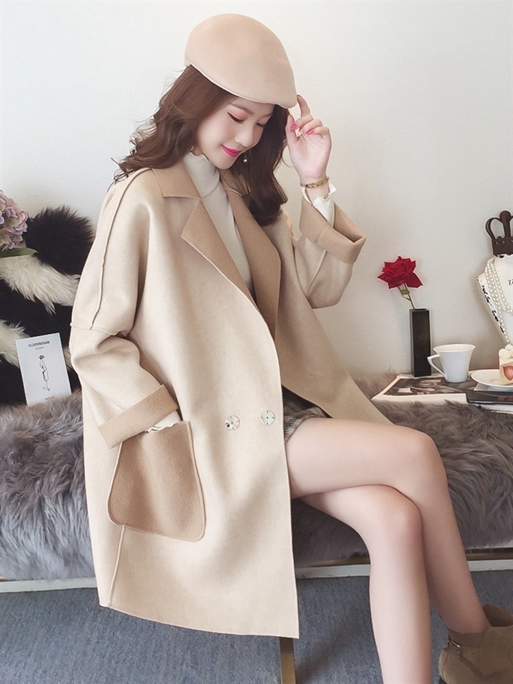 大气 建议大家大衣不要配黑裤子!瞧她那样穿,美得让人猜不出年龄