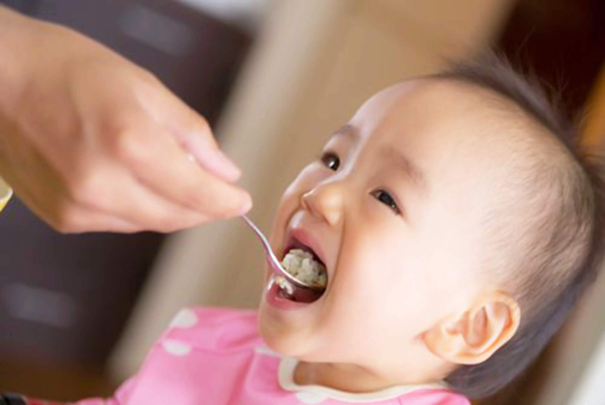 妈妈|8月龄宝宝吃米粉中毒,妈妈的无心之举招医生训斥,太大意了