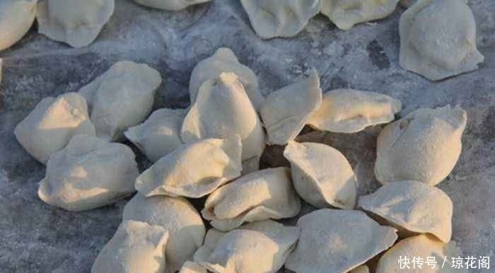 东北人晒饺子,这场面是相当壮观,南方人:不脏吗?