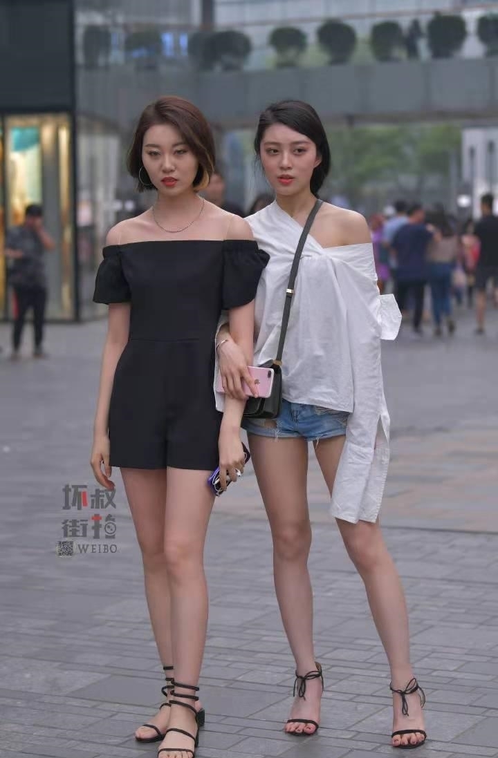 街拍小姐姐穿衣“不正经”，这么严肃的白衬衣被她穿成这样