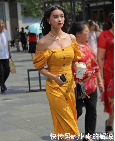 米黄色|米黄色连衣裙搭配黑色包包，色彩鲜艳，高挑又迷人