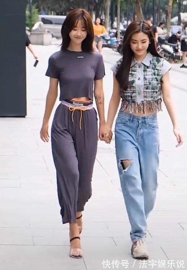 高跟鞋 闺蜜两人同穿套装,个子矮的反而赢了,全因穿了一条“破裤子”