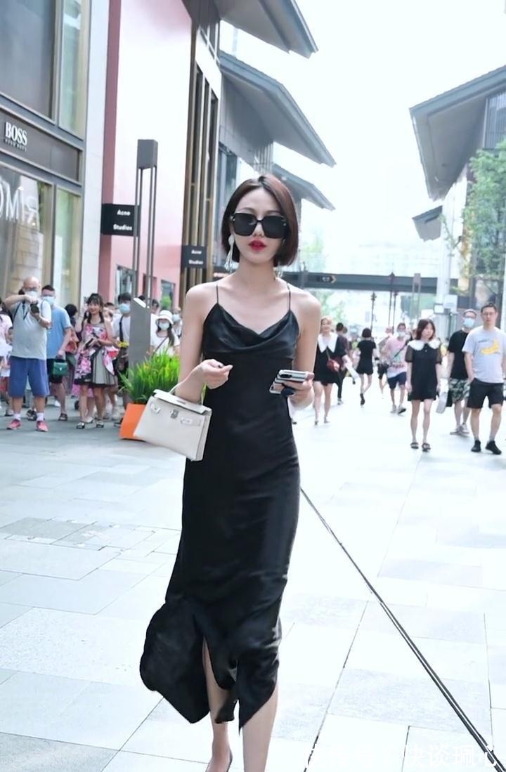 丝质|高冷短发的美女,身着黑色丝绸裙,展现出极佳气质