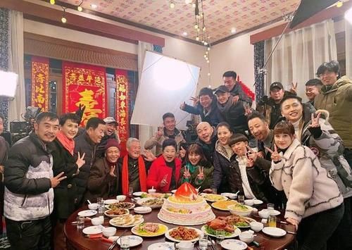 学生|奔五年纪不服老，穿卫衣配紧身裤，波波头48岁嫩似女学生