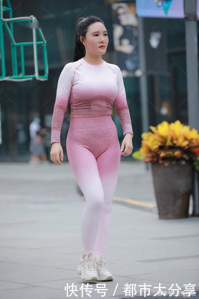 运动风也能穿出新花样,微胖女人搭配无痕裤,穿出不一样的美