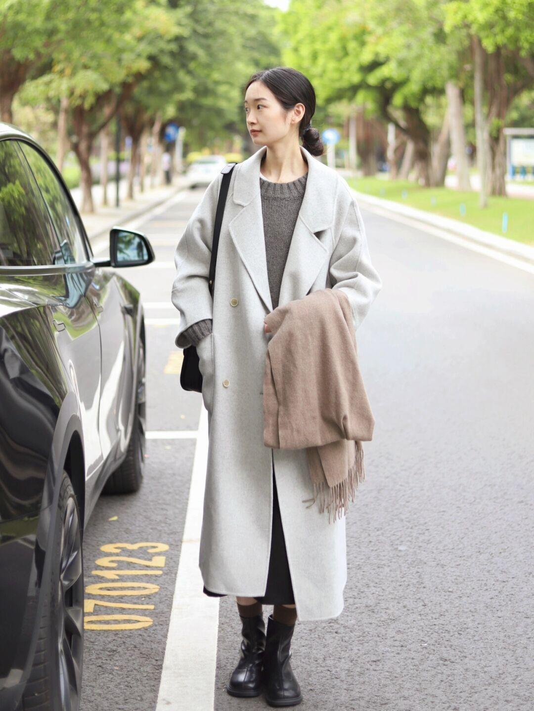 毛衣 冬天打底衫怎样选?一件红色针织衫+白色牛仔裤,休闲又显气色!