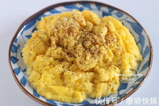 炒鸡蛋加牛奶没错，炒出来又滑又嫩，一不小心就光盘