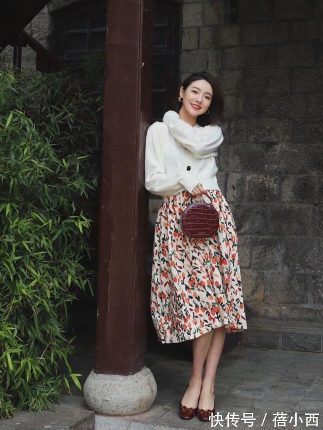 半身裙 真正优雅的女人,春季都穿针织开衫,搭配裤子、半身裙时髦又高级