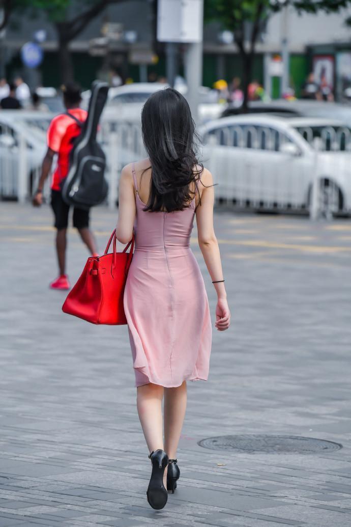 这样少女的穿搭，粉色连衣裙应该少不了吧