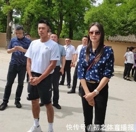 體育隊(duì)|謝杏芳和兒子旅行，5歲小羽身高好出眾，不見丈夫林丹陪伴