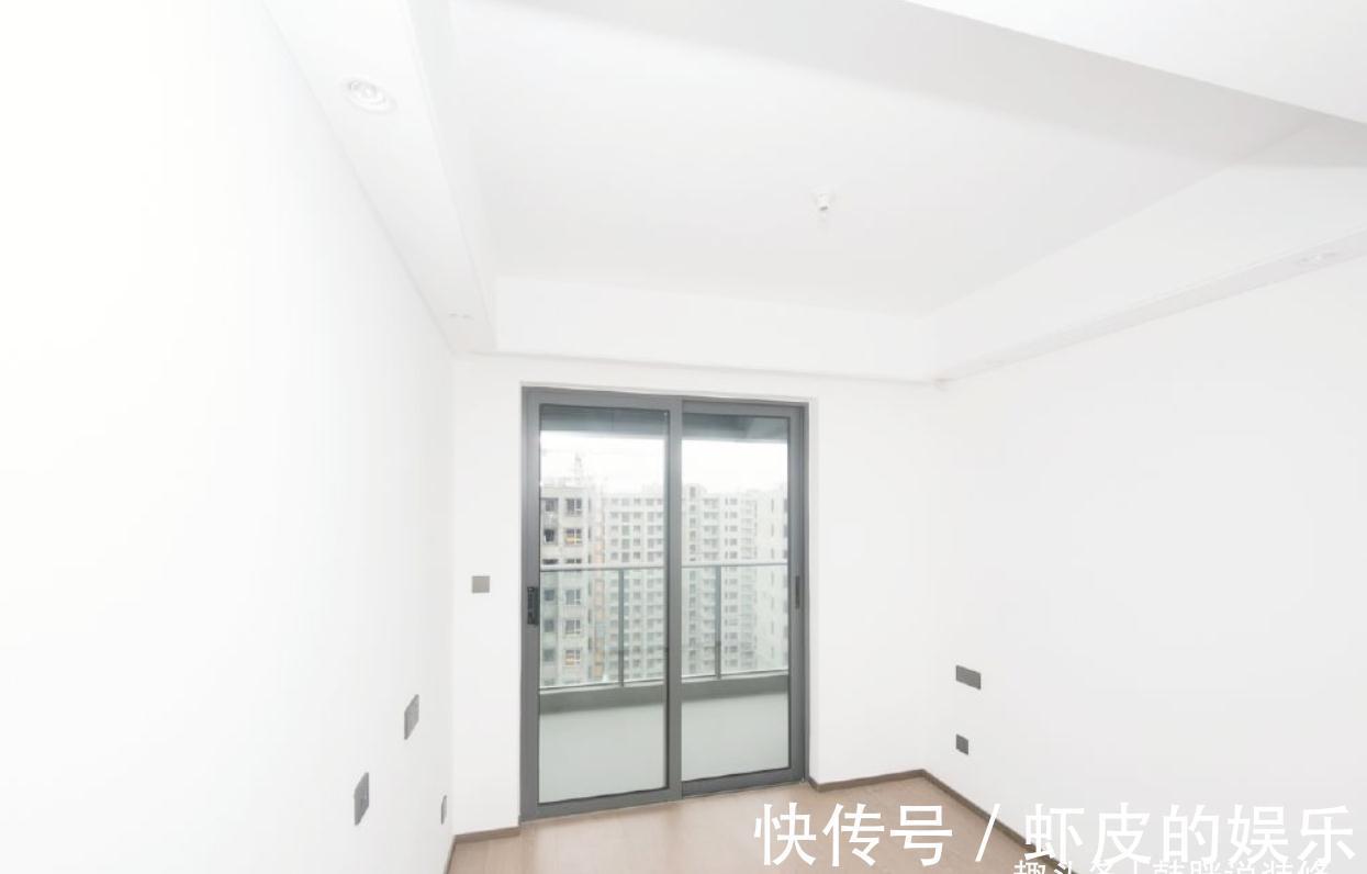 卧室|140㎡坚持穷装，光秃秃的大白墙，不做任何收纳，省钱到了极致