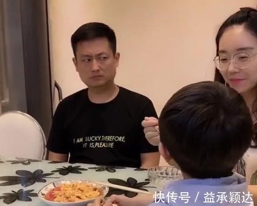 宝妈|“不服气奶爸”配合宝妈喂娃吃饭火了，成功被娃打败，还不敢吭声