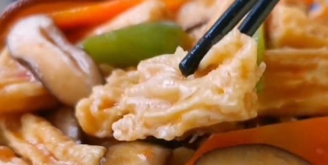 腐竹最好吃的做法,加2个鸡蛋,出锅比肉还香,上桌连汁都不剩