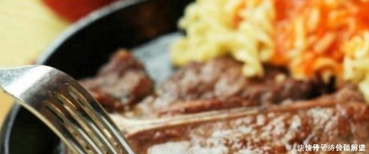 吃牛排时,服务员送你“一张纸”,不是用来擦嘴的,看完就不会闹笑话了