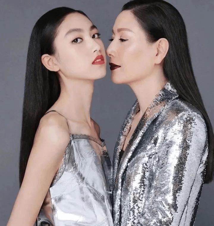 任达华15岁女儿身高将近一米八，外貌清纯身材性感，发育太好惹人爱！