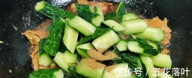 下饭|今天美食，肉炒黄瓜，清脆爽口，黄瓜炒肉是绝配，即营养又下饭！