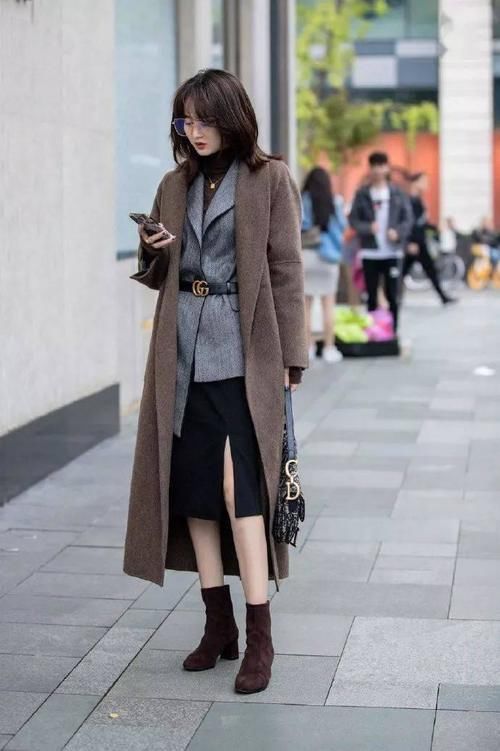 2021流行“西装＋大衣”的穿法，优雅干练又时髦，前提是选对款式