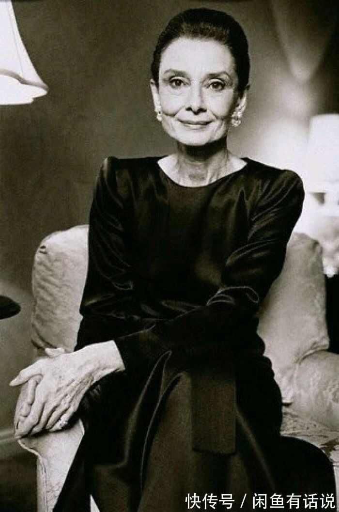 吸睛指数 美人在骨不在皮,老年赫本一脸皱纹仍迷人,穿搭精致优雅到骨子里