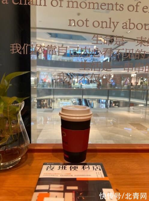 朱丹晒照透露自己书店看书 网友却眼尖指出她发错别字