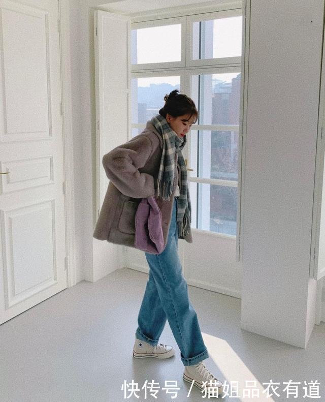 比羽绒服轻薄，比皮衣温柔，2021冬天羊羔毛外套火了，难怪人人都爱