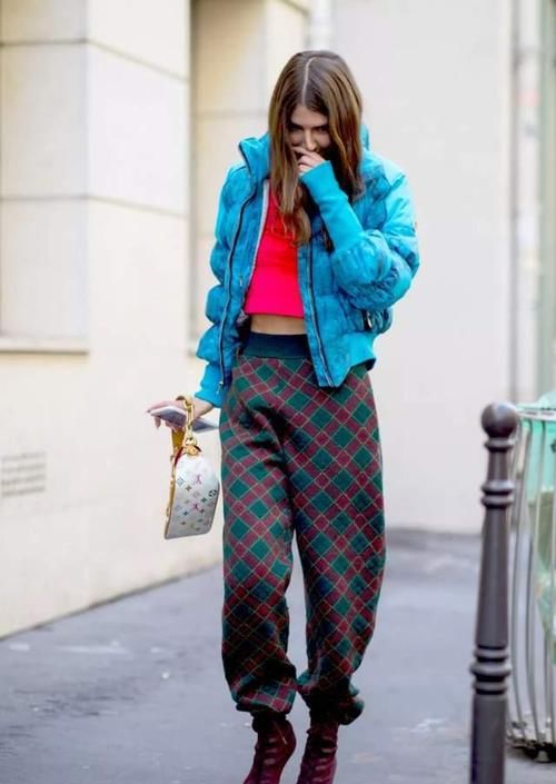 讲真的，穿羽绒服时，最好别配这2种裤子，多穿这3种，显瘦洋气